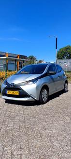 Toyota Aygo 1.0 Vvt-i 69pk 5D 2017 Grijs, Auto's, Toyota, Voorwielaandrijving, 4 stoelen, Origineel Nederlands, Handgeschakeld