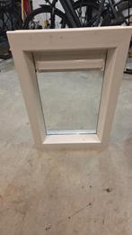 Kunststof kozijn met dubbel glas en rooster - 44x65cm, Ophalen