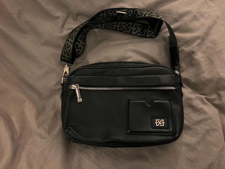 XPLCT Studios Plug Bag - Stijlvolle Schoudertas, Sieraden, Tassen en Uiterlijk, Tassen | Schoudertassen, Zo goed als nieuw, Zwart