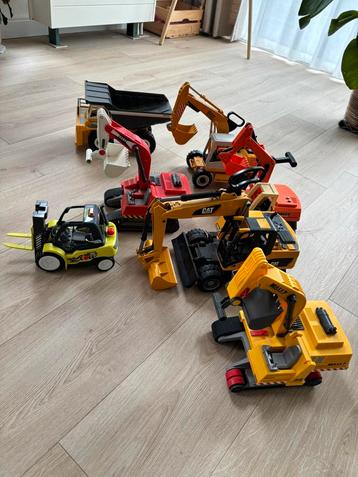 Bruder en Playmobil speelgoed (kranen, heftruck, vrachtauto) beschikbaar voor biedingen