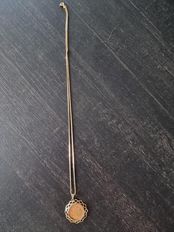 Gouden tientje met ketting en rozet beschikbaar voor biedingen