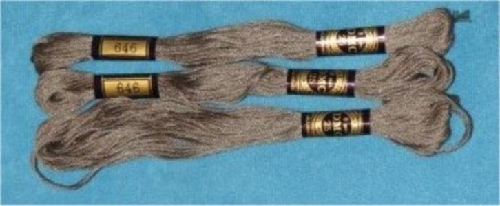 3 strengetjes DMC borduurzijde splijtgaren nr. 646 NIEUW, Hobby en Vrije tijd, Borduren en Borduurmachines, Nieuw, Borduurgaren of Zijde