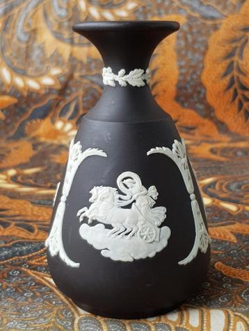 Mooi oud zwart Wedgwood jasperware vaasje uit Engeland 12 cm beschikbaar voor biedingen