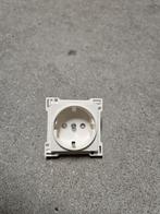 Niko afdekplaat 101-66901 wandcontactdoos randaarde wit, Hobby en Vrije tijd, Elektronica-componenten, Ophalen of Verzenden, Zo goed als nieuw