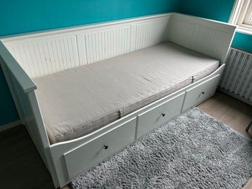 Ikea bedbank hemnes 80x200 met twee matrassen beschikbaar voor biedingen