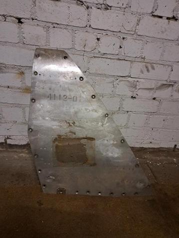 Stuk plaatwerk van een militair vliegtuig beschikbaar voor biedingen