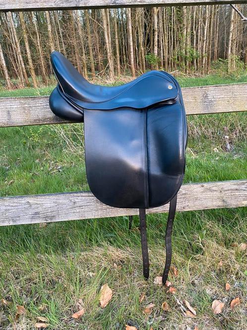 Esta (msfc) 17,5 inch dressuurzadel wijde boom, Dieren en Toebehoren, Paarden en Pony's | Zadels, Dressuur, Ophalen of Verzenden