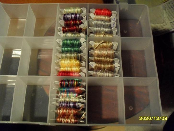 28 Bobbins met Gemêleerd splijtgaren, div. kleuren. Ook DMC, Hobby en Vrije tijd, Borduren en Borduurmachines, Nieuw, Borduurgaren of Zijde