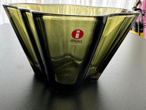 Iittala Alvar Aalto schaal 75mm,kleur moss green collectable, Huis en Inrichting, Keuken | Servies, Zo goed als nieuw, Schaal of Schalen