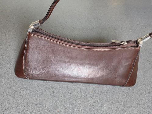 Dames tasjes chocolade bruin echt leer, Sieraden, Tassen en Uiterlijk, Tassen | Damestassen, Zo goed als nieuw, Schoudertasje