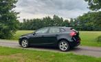 Volvo V40 1.6 T2 120PK 2013 Zwart, Auto's, Voorwielaandrijving, 4 cilinders, Zwart, 19 km/l