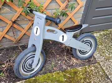 Stoere zilverkleurige houten Simply loopfiets 