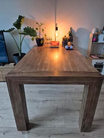 Prachtige massief houten eettafel van 160x90 beschikbaar voor biedingen