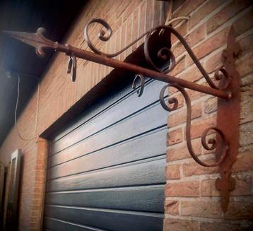 Haken voor uithangbord/ reclamebord beschikbaar voor biedingen