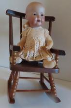 Uit inboedel: Pop in schommelstoel hoofd bisque/papier maché, Verzenden