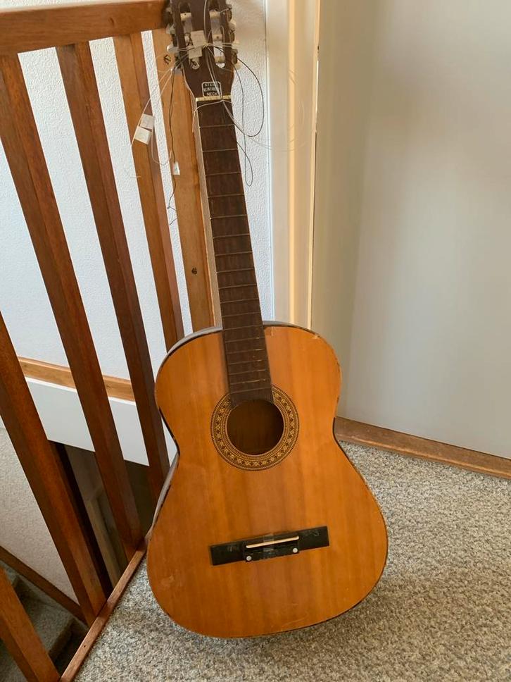 Gitaar - Opknapper met goede houten basis, Muziek en Instrumenten, Snaarinstrumenten | Gitaren | Akoestisch, Gebruikt, Klassieke of Spaanse gitaar