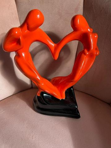 beeld liefde in rood met zwart verbondenheid in hartvorm beschikbaar voor biedingen