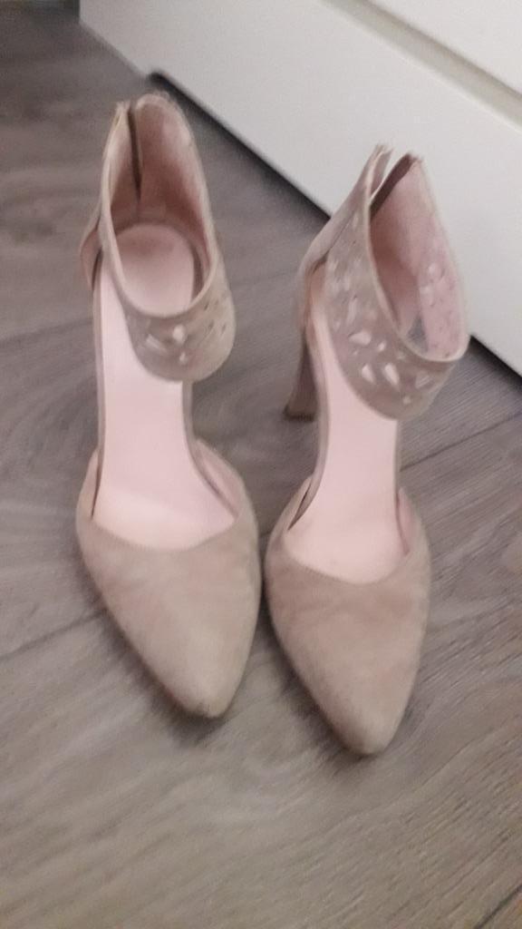 Beige, taupe, zand pumps met enkelbandje, van Lilian, mt 38., Kleding | Dames, Schoenen, Gedragen, Pumps, Beige, Ophalen of Verzenden