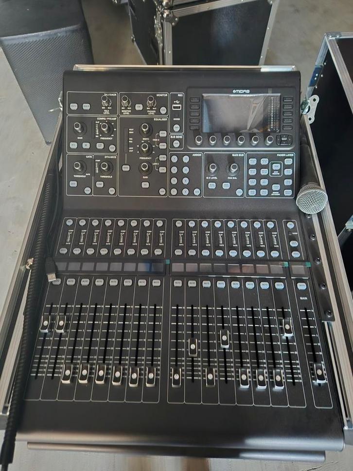 Midas M32R Live Mixer optioneel met Flightcase, Muziek en Instrumenten, Mengpanelen, Zo goed als nieuw, 20 kanalen of meer, Microfooningang