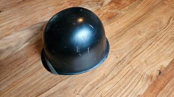 zwarte leger helm beschikbaar voor biedingen