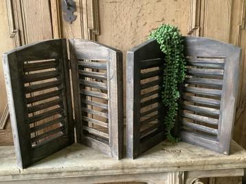 Nieuw houten luik met scharnier beschikbaar voor biedingen
