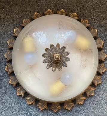 Plafonnière in bewerkt glas met bronzen rand beschikbaar voor biedingen