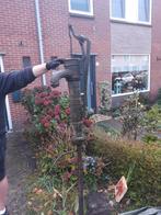 Gietijzeren waterpomp, Ophalen