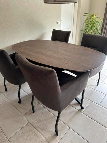 Mooie eettafel van het merk lieke