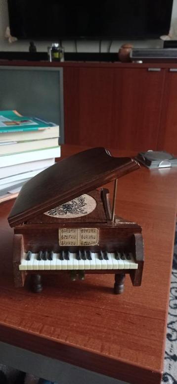 Vintage miniatuur piano met 6 onderzetters. beschikbaar voor biedingen