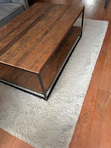 Houten salontafel met metalen frame. beschikbaar voor biedingen