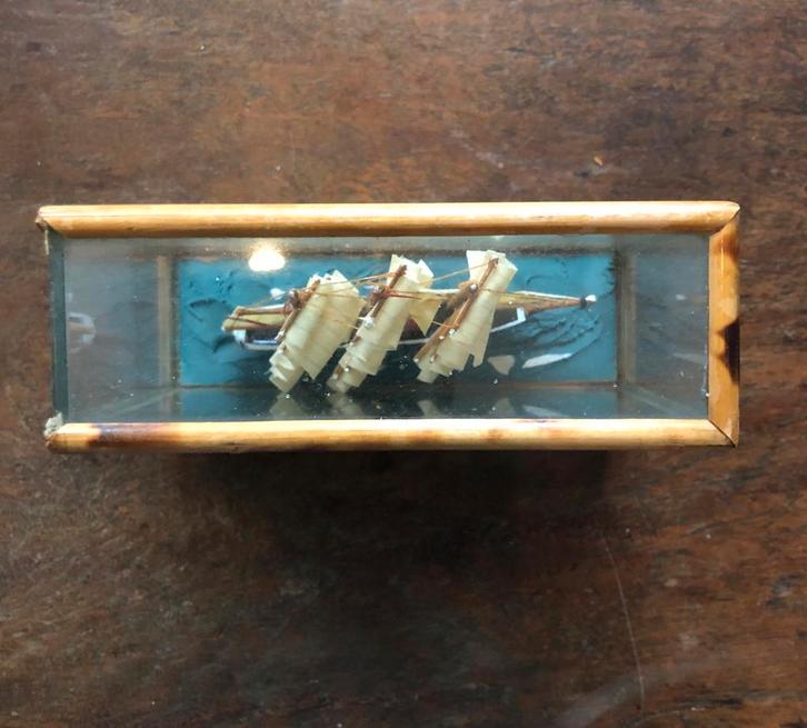 Miniatuur Zeilschip in Vitrine, Antiek en Kunst, Antiek | Woonaccessoires, Ophalen of Verzenden