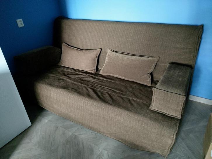 Rode slaapbank bedbank met bruine hoes en kussens, Huis en Inrichting, Slaapkamer | Slaapbanken, Gebruikt, 140 cm, 200 cm, Tweepersoons