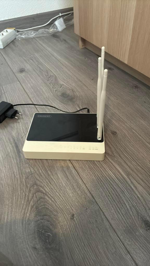 Eminent wifi router, Ophalen of Verzenden, Zo goed als nieuw, Router met modem