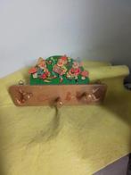 13879) mooie houten kinder kapstok met kabouters, Ophalen of Verzenden, Zo goed als nieuw, Hout, Minder dan 100 cm