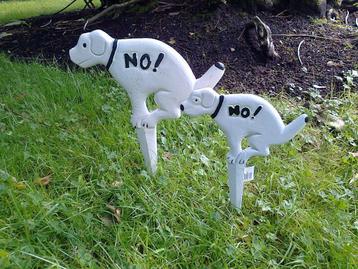 Tuinsteker, tuinbeeld Hond, Niet Poepen, No! Shit, wit beschikbaar voor biedingen