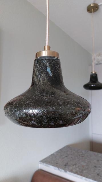 Hele mooi gevlamde glazen hanglampen (twee stuks) beschikbaar voor biedingen