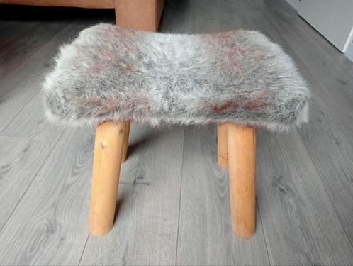 Waanzinnig leuk krukje met imitatiebont, Huis en Inrichting, Krukjes, Zo goed als nieuw, Hout, Ophalen of Verzenden