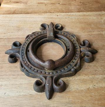 Oude ijzeren deurklopper  beschikbaar voor biedingen
