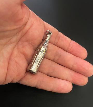 Grote bedel Coca Cola fles beschikbaar voor biedingen