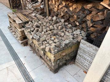 Partij basalt keien verschille de maten beschikbaar voor biedingen