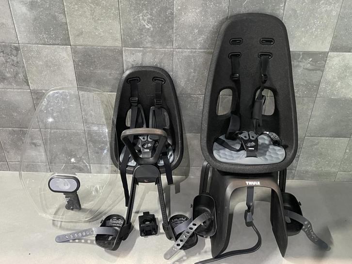 Thule Yepp voor en achterzitje + windscherm tweedehands, Fietsen en Brommers, Fietsaccessoires | Fietsstoeltjes, Gebruikt, Voetsteuntjes