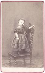 Zeer oude CDV - Kind Meisje Jurk Stoel - Foto Tinker Haarlem, Verzamelen, Foto's en Prenten, Gebruikt, Foto, Ophalen of Verzenden