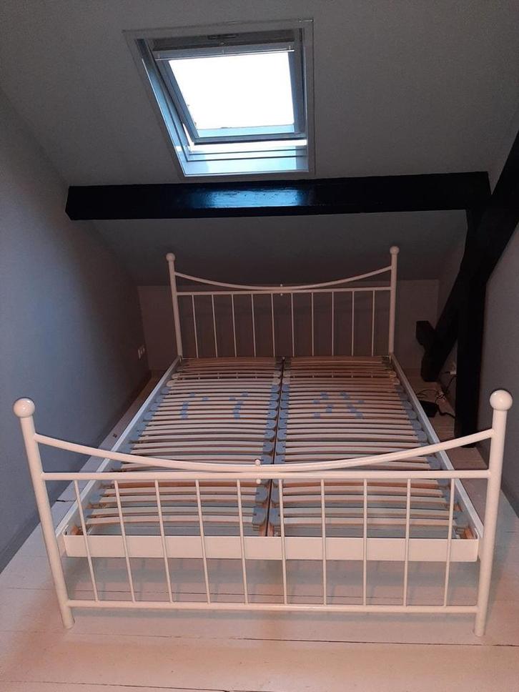 Onverwoestbaar wit stalen ledikant 160x220 met lattenbodems, Huis en Inrichting, Slaapkamer | Bedden, Zo goed als nieuw, Tweepersoons