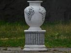Tuinvaas Druiven op Sokkel - 54 cm - Steen, Ophalen of Verzenden