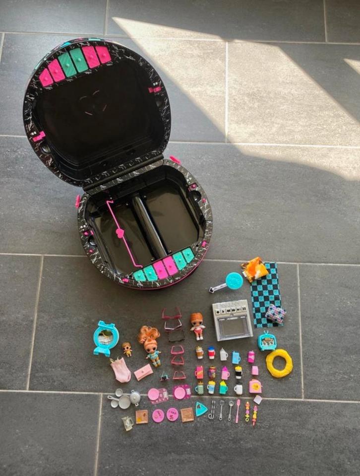 L.O.L suprise OMG koffer met poppen en accessoires, Kinderen en Baby's, Speelgoed | Poppen, Gebruikt, Overige typen, Ophalen of Verzenden