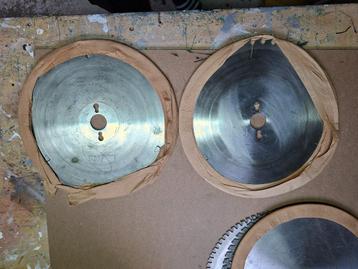 2 zaagbladen 300mm beschikbaar voor biedingen