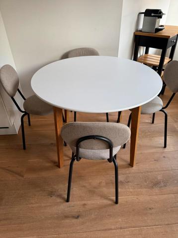 Eettafel en stoelen Jysk beschikbaar voor biedingen