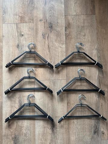 Rubberen Kledinghangers - 28 Stuks beschikbaar voor biedingen