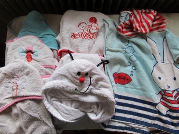 Baby droogdoeken en badjasjes beschikbaar voor biedingen