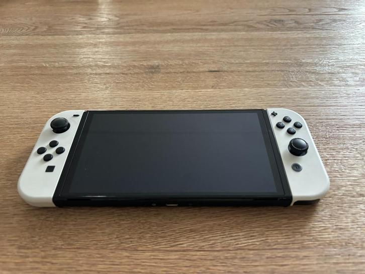 Nintendo Switch OLED (inclusief veel extra accessoires), Spelcomputers en Games, Games | Nintendo Switch, Zo goed als nieuw, Overige genres